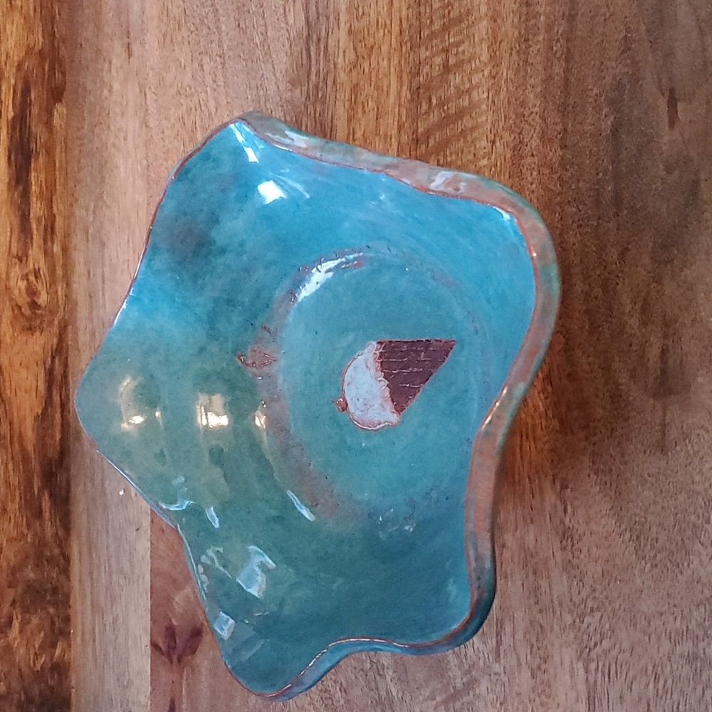 Pottery Bowl with icecream cone design 8" across ...handcrafted no markings...